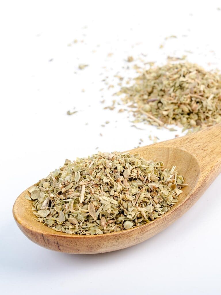 spoon ful of herbacious and aromatic dried oregano